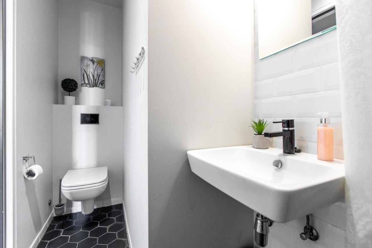 Stylish Studio In Perfect Location, 24H Reception Apartment Tallinn Exterior photo